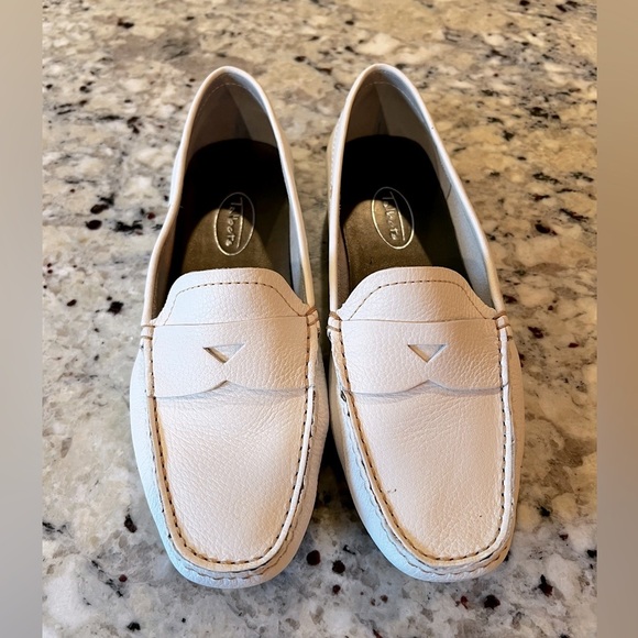 Talbots Women’s White Leather Loafers Nancy Square Toe Size 7.5 - Picture 1 of 9